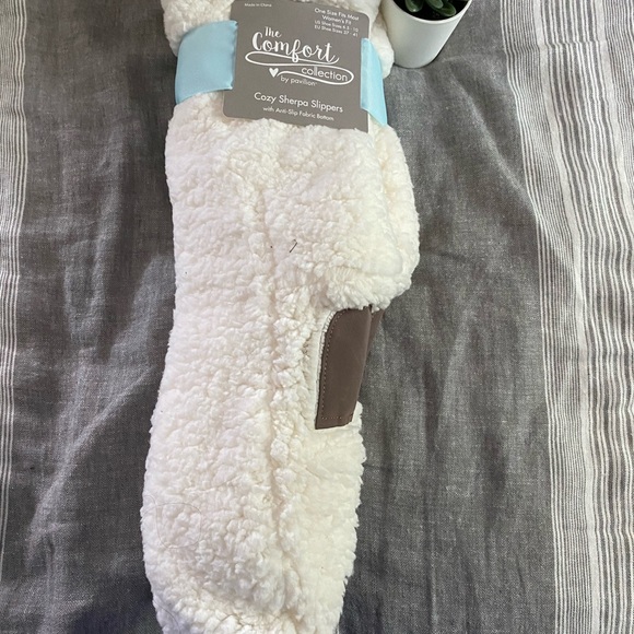 NWT Cozy Sherpa Slippers - Picture 1 of 4